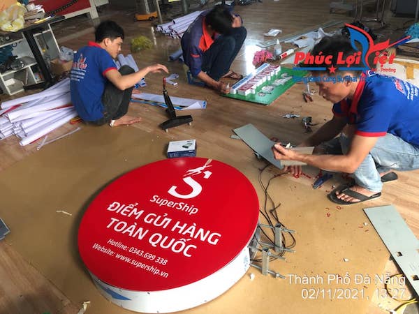Bảng hiệu giúp tăng sự tin cậy và tính chuyên nghiệp cho cửa hàng